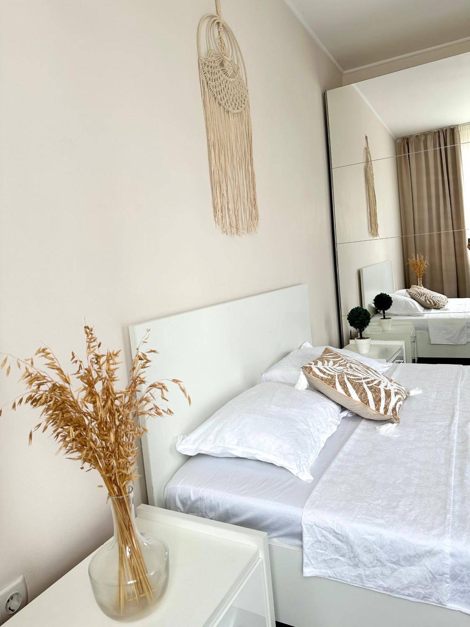 Moonlight Charming Shelter - 3Br 180º Balcony View Apartment Орадеа Екстериор снимка